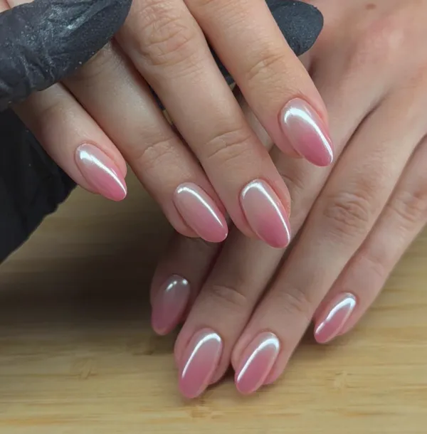 Pose d'ongles semi-permanent réalisée par Sarah