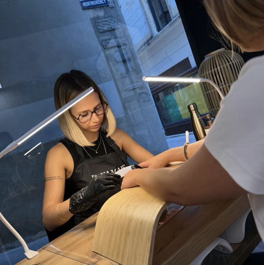 Manucure d'exception réalisée par Sarah, prothésiste ongulaire du salon